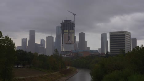 Lapso-De-Tiempo-De-Cielo-Nublado-En-Día-Lluvioso-Sobre-El-Centro-De-Houston