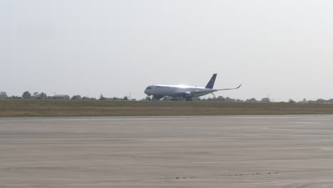 World2fly-Airbus-A350-900-Aterrizando-En-La-Pista-Del-Aeropuerto-De-Alicante-En-España