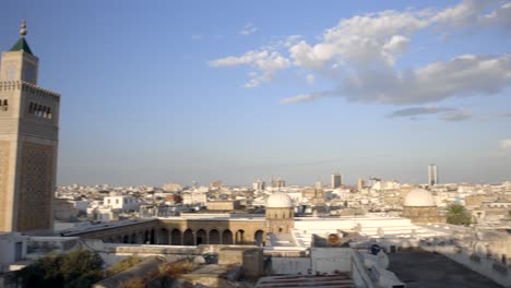 Vista-Panorámica-Del-Paisaje-Urbano-Antiguo-Con-Vista-Del-Minarete-De-La-Mezquita-Zaytuna-Desde-El-Panorama-Del-Café-En-Túnez,-Túnez