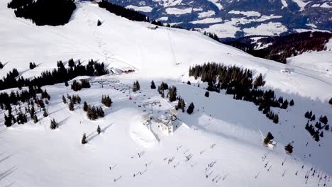 Vista-Superior-Panorámica-Desde-Drones-En-Teleférico-En-Estación-De-Esquí