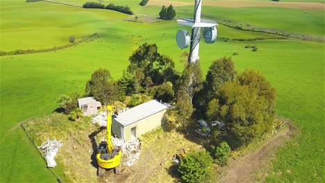 Drohnenansicht-Bagger-Zerstört-Ein-Bauwerk-In-Hororata,-Canterbury-Plains,-Neuseeland