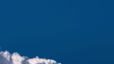 Zeitraffer-Flauschiger-Weißer-Wolken-Am-Blauen-Himmel