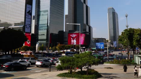 Belebter-Straßenverkehr-Auf-Der-Straße-Yeongdong-Daero-Und-Passanten-In-Der-Nähe-Des-Bahnhofs-Samseong-Coex-World-Trade-Center-Seoul,-Südkorea,-Tagesschwenk-Im-Zeitraffer