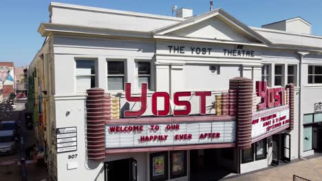Luftaufnahme-Des-Yost-Theatre-Veranstaltungsortes-Für-Shows-Und-Veranstaltungen-In-Santa-Ana