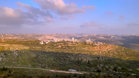 Ramallah-Tiene-Una-Increíble-Toma-Panorámica-Al-Atardecer,-Cielos-Azules-Y-Nubes-Blancas,-Temporada-De-Primavera,-Vista-Aérea