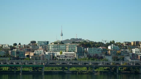 Vista-De-La-Torre-N-De-Seúl-Y-El-Tráfico-En-La-Autopista-Gangbyeonbuk,-Distrito-De-Yongsan-gu-En-Un-Día-De-Cielo-Despejado