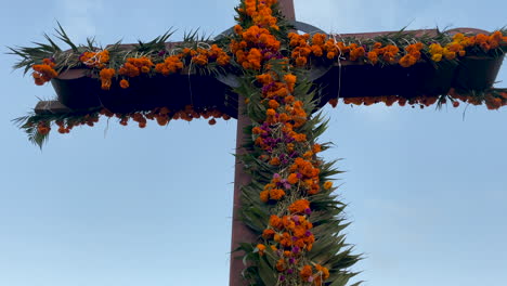 Ansicht-Des-Kreuzes-Mit-Cempasuchil-In-San-Cristobal