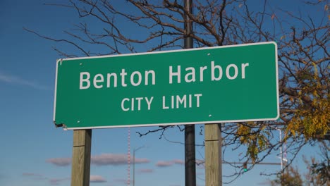 Benton-Harbour,-Michigan-Stadtgrenzen-Schild-Video
