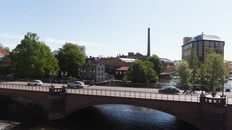 Luftaufnahme-über-Der-Brücke,-Die-Das-Gebäude-Des-Museums-Für-Arbeit-In-Schweden-Enthüllt