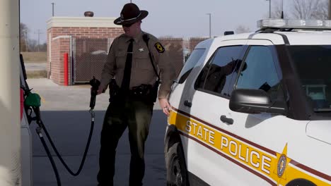 Sheriff-Del-Condado-Policía-Estatal-Illinois-Llenando-Gasolina-Con-Calma