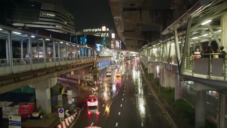 Pasarela-Que-Conecta-La-Estación-De-Tren-Del-Cielo-En-La-Carretera-Principal-En-El-área-De-Lat-Phrao,-Bangkok,-Tailandia