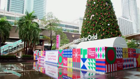 Decoraciones-Navideñas-Y-De-Año-Nuevo-Frente-Al-Centro-Comercial-Central-World-En-Bangkok