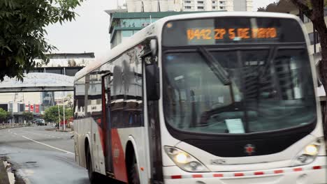 El-Autobús-Sale-De-La-Estación-De-Autobuses-Y-Pasa,-Transportando-Personas-Durante-La-Pandemia-Y-La-Cuarentena,-Ciudad-De-Panamá