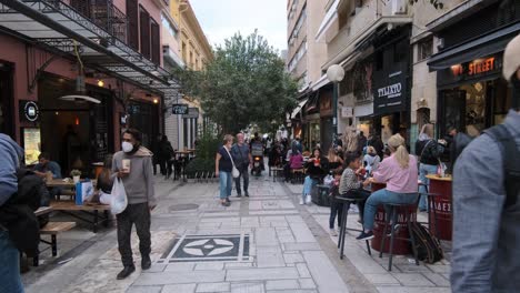 Atenas,-Grecia,-15-De-Octubre-De-2021:-Turistas-Caminando-Y-Comiendo-Alrededor-De-La-Calle-Kalamiotou,-La-Famosa-Calle-Comercial-De-Atenas