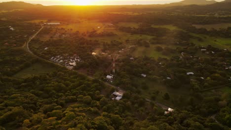 Luftaufnahme-Eines-Pompösen-Herrenhauses,-Das-über-Kleinen-Gemeinden-Im-Dschungel-Von-Costa-Rica-Thront
