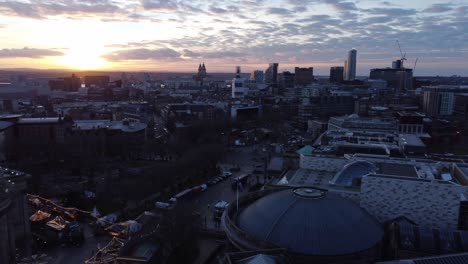 Skyline-Von-Liverpool-Bei-Sonnenuntergang-über-Dem-Weihnachtsmarkt,-Attraktion,-Stadtbild,-Schwenk-Rechts,-Luftaufnahme