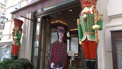 Front-of-famous-Sacher-Hotel-in-Vienna,-Austria-with-Christmas-decoration