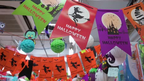 Halloween-Ornamente-Und-Dekorationen-Sind-Tage-Vor-Halloween-In-Hongkong-In-Einem-Geschäft-Zu-Sehen