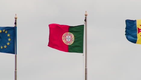 Portugiesische-Flagge-Weht-Im-Wind-Gegen-Den-Himmel-–-Aufnahme-Aus-Niedrigem-Winkel