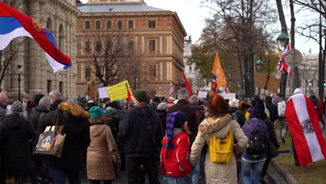 Menge-Vieler-Covid-Maßnahmen-Demonstranten-In-Den-Straßen-Von-Wien,-Österreich