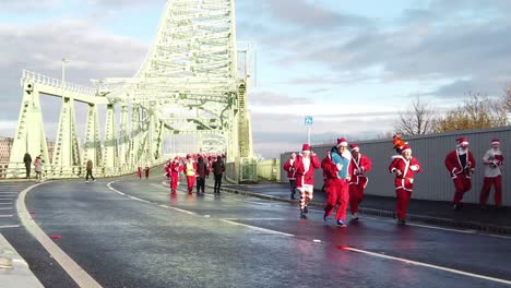Zeitlupen-Charity-Santa-Dash-Fun-Run-Sport-über-Die-Runcorn-Silver-Jubilee-Bridge