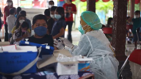 Yogyakarta,-Indonesien-–-20.-Dezember-2021:-Ein-Grundschuljunge-Erhält-Von-Einem-Arzt-Den-Covid-19-Impfstoff