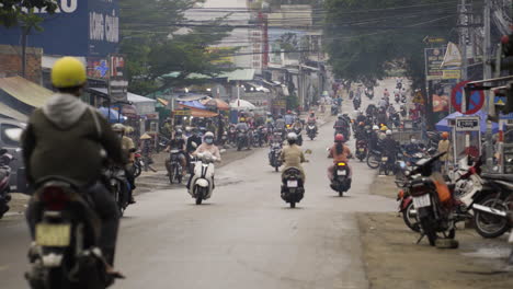 Muchos-Scooters-Montando-En-Las-Calles-De-Vietnam,-Vista-De-Mano