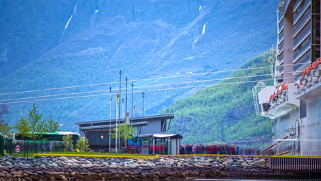 Kreuzfahrttouristen-Entladen-Im-Hafen-Von-Flam-Im-Norwegischen-Fjord,-Zeitraffer