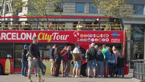 Menschen,-Die-In-Barcelona-Schlange-Stehen,-Um-In-Den-Touristenbus-Einzusteigen