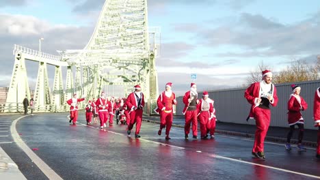 Zeitlupe,-Wohltätigkeit,-Festlicher-Santa-Dash-Spaß,-Lauf-über-Die-Runcorn-Silver-Jubilee-Bridge