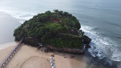 Luftaufnahme-Des-Wunderschönen-Tropischen-Strandes-In-Yogyakarta,-Indonesien