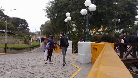 Timelapse-with-people-walking-in-the-Barranco-district-with-the-Bridge-of-Sighs