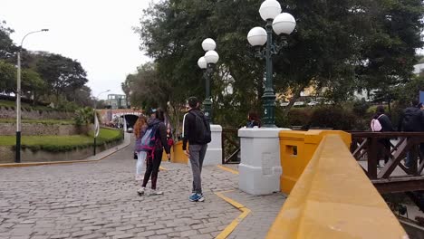 Timelapse-Con-Gente-Caminando-En-El-Distrito-De-Barranco-Con-El-Puente-De-Los-Suspiros