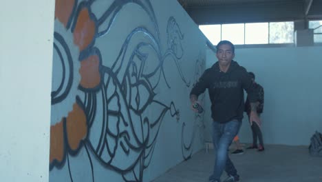 Junger-Männlicher-Nepalesischer-Graffiti-Künstler-Springt-Aufgeregt-Vor-Graffiti