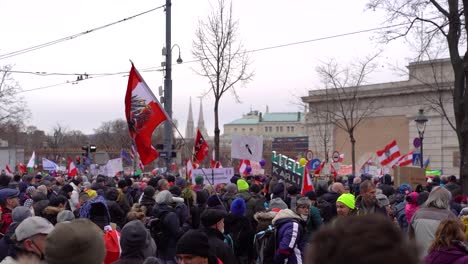 Die-österreichische-Flagge-Wird-Hoch-über-Einer-Riesigen-Menschenmenge-Von-Demonstranten-Hochgehalten