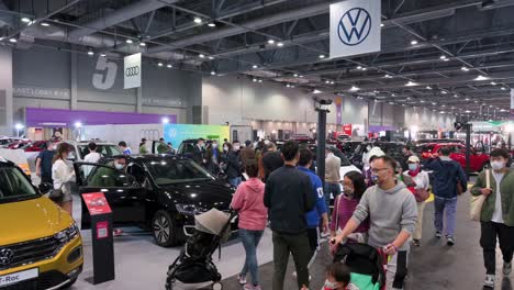 Familien-Und-Besucher-Werden-Am-Stand-Des-Deutschen-Automobilherstellers-Volkswagen-Zum-Verkauf-Während-Der-International-Motor-Expo-In-Hongkong-Gesehen