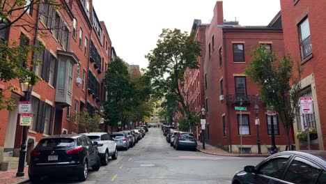 Streets-with-parked-cars-in-Beacon-Hill,-Boston,-sunny-fall-day-in-USA---still-shot