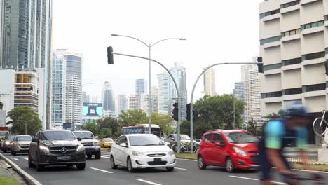 Viele-Fahrzeuge-überqueren-Die-Straßen-Von-Panama-City-Mit-Vielen-Großen-Gebäuden