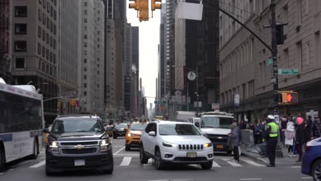 Autos,-Taxis-Y-Autobuses-En-Manhattan-Nueva-York