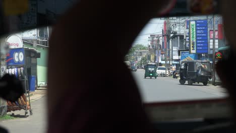 Blick-Aus-Dem-Tuk-Tuk-Fenster-Während-Der-Fahrt-Durch-Das-Geschäftige-Stadtzentrum-Von-Negombo,-Sri-Lanka
