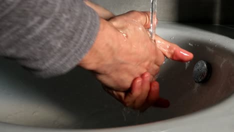 Junge-Kaukasische-Person-Wäscht-Sich-Die-Hände-Mit-Fließendem-Wasser-–-Nahaufnahmen-–-Klare-Finger-Und-Haut-–-Sorgfältiges-Hygienekonzept