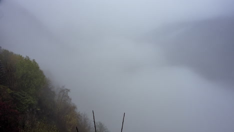 Nubes-Y-Niebla-Sobre-El-Fiordo-De-Geiranger-Y-Las-Montañas-Desde-El-Mirador-De-Ornesvingen-En-Noruega