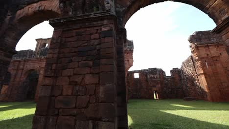 Caminando-A-Través-De-Las-Antiguas-Ruinas-De-Una-Iglesia-Misionera-Jesuita-Abandonada-Hace-Mucho-Tiempo-Y-Ahora-Sitio-Del-Patrimonio-Mundial-De-La-Unesco