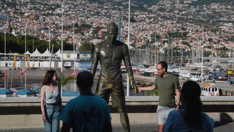 Turistas-Tomando-Fotos-En-La-Estatua-De-Cristiano-Ronaldo-En-Funchal,-Madeira,-Portugal---Plano-General