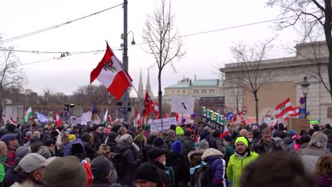 Multitudes-Masivas-De-Manifestantes-Anti-vax-Se-Reunieron-En-Ringstraße-En-Viena,-Austria