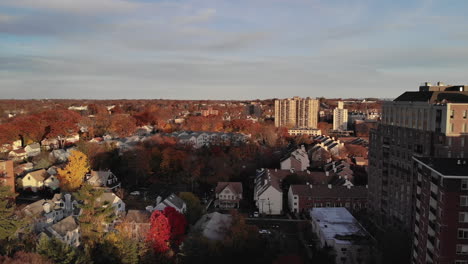Unglaubliche-Herbstfarben-In-Den-Vororten-Von-Stamford,-Connecticut