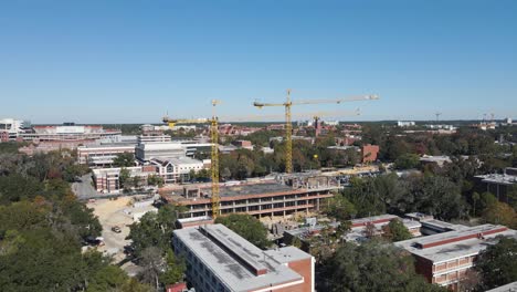 Luftaufnahme-Um-Kräne-Und-Im-Bau-Befindliche-Gebäude-An-Der-Universität-Von-Florida-In-Gainesville,-USA---Umlaufbahn,-Drohnenaufnahme