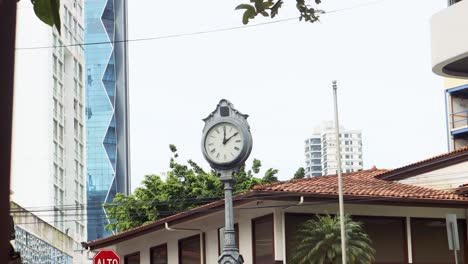 Gran-Reloj-Analógico-En-Forma-De-Poste-En-Medio-De-Una-Calle-Panameña-Como-Objeto-Que-Marca-El-Tiempo