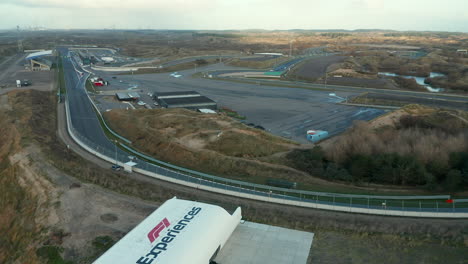 Vista-Aérea-De-La-Conducción-De-Automóviles-Deportivos-En-La-Pista-De-Carreras-F1-En-Zandvoort,-Países-Bajos