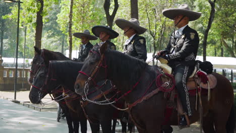Mexikanische-Polizei-Patrouilliert-Zu-Pferd-In-Traditionellen-Sombreros-Und-Einer-Uniform-Im-Mariachi-Stil